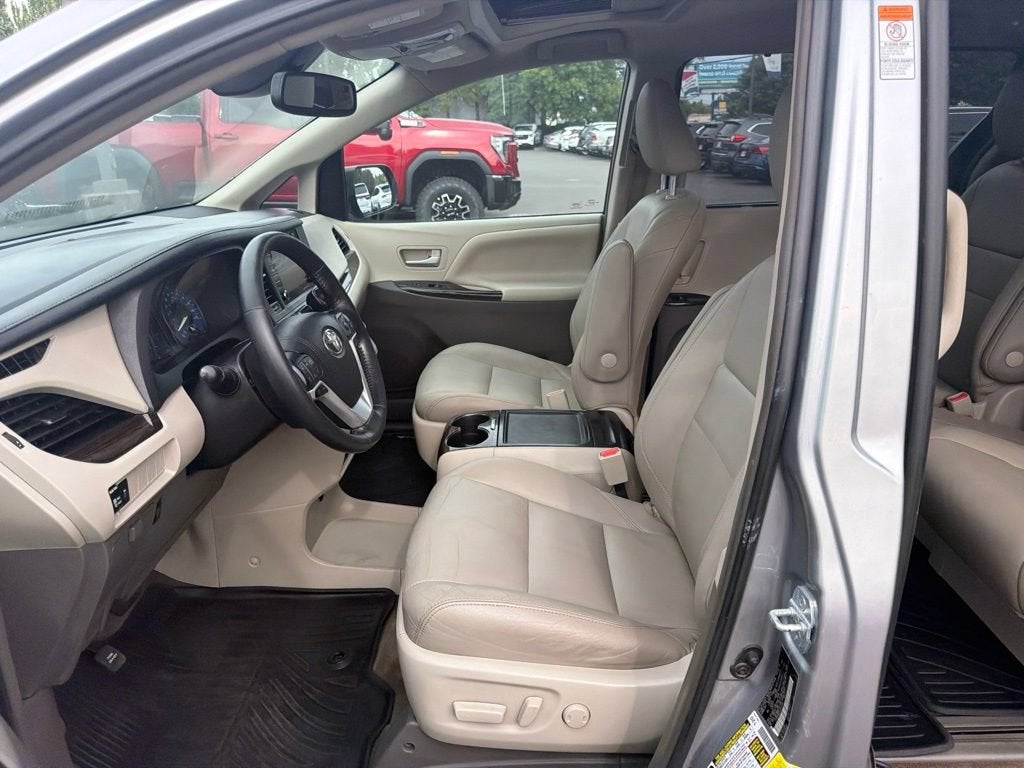 2018 Toyota Sienna XLE Auto Access Seat