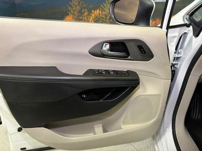 2023 Chrysler Pacifica Hybrid Touring L