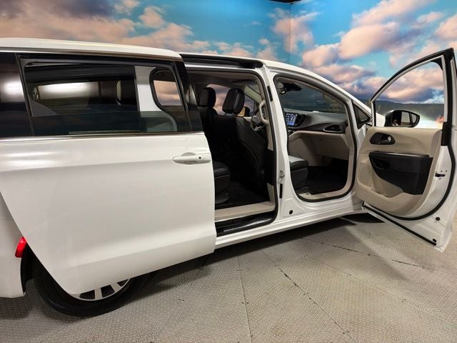 2023 Chrysler Pacifica Hybrid Touring L