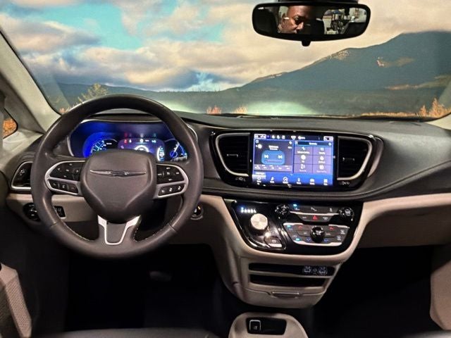 2023 Chrysler Pacifica Hybrid Touring L