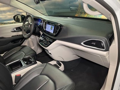 2024 Chrysler Pacifica Hybrid Select