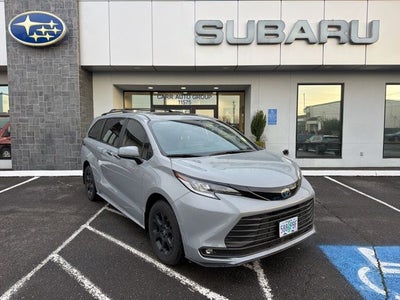 2025 Toyota Sienna Woodland Edition 7 Passenger