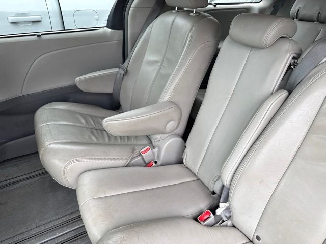 2013 Toyota Sienna XLE 8 Passenger