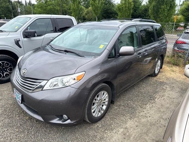 2013 Toyota Sienna XLE 8 Passenger