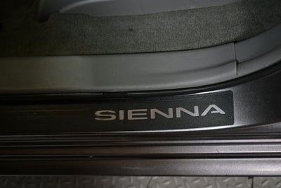 2013 Toyota Sienna XLE 8 Passenger