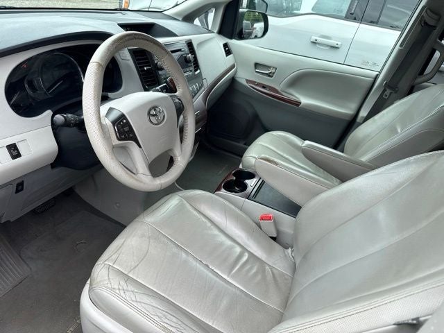 2013 Toyota Sienna XLE 8 Passenger