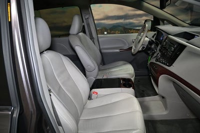 2013 Toyota Sienna XLE 8 Passenger