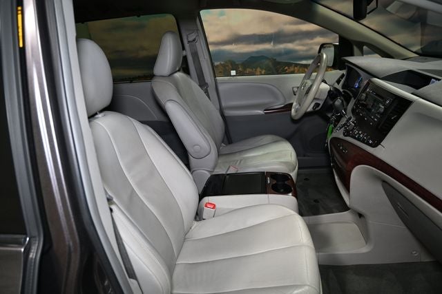 2013 Toyota Sienna XLE 8 Passenger