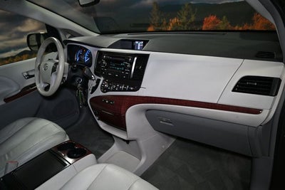 2013 Toyota Sienna XLE 8 Passenger