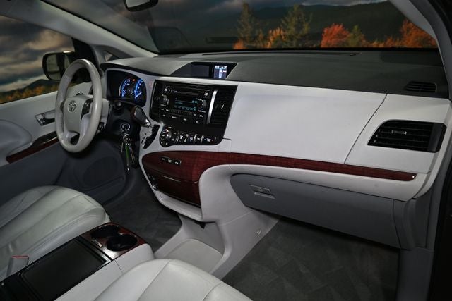 2013 Toyota Sienna XLE 8 Passenger