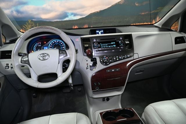 2013 Toyota Sienna XLE 8 Passenger
