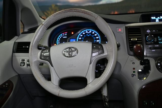 2013 Toyota Sienna XLE 8 Passenger