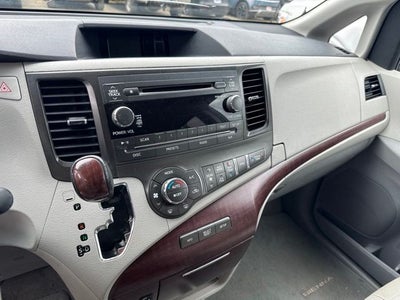 2013 Toyota Sienna XLE 8 Passenger