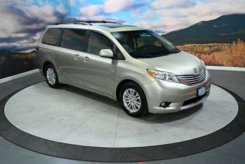 2017 Toyota Sienna XLE 8 Passenger