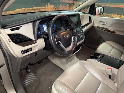 2017 Toyota Sienna XLE 8 Passenger